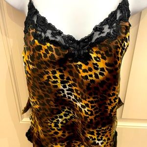 Like new Victoria’s Secret 2 piece leopard and lace set . Size M